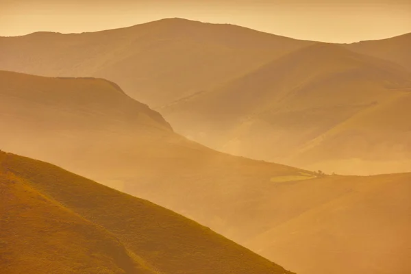 Berglandschap weiden bij zonsondergang in Asturië. Spaanse touri — Stockfoto