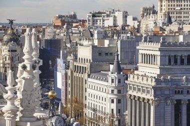 Madrid manzarası şehir merkezi. Şehir merkezindeki geleneksel yapılar. Spai