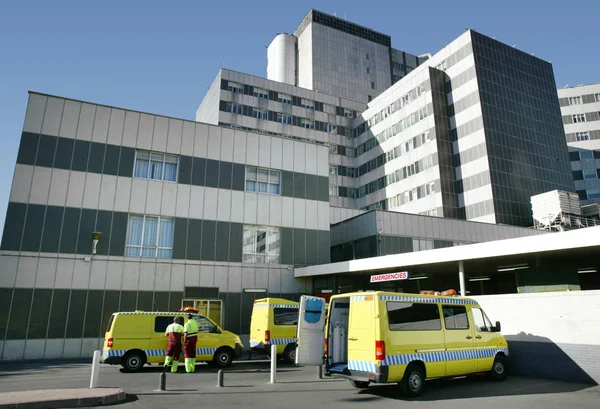 医院停车场上的救护车。紧急运输 — 图库照片