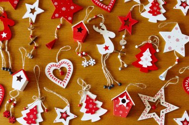 Kırmızı ve beyaz renk Noel el yapımı ahşap resimler. Süslü