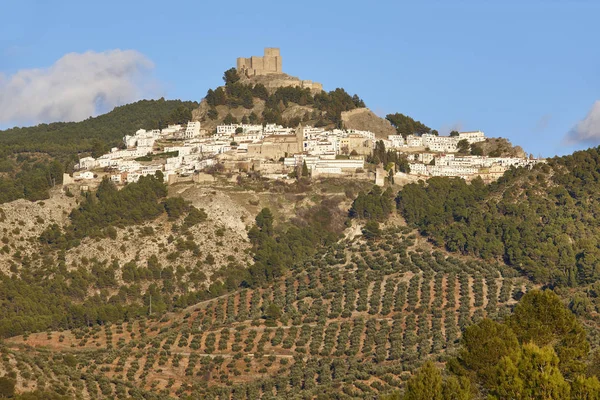 Испанская традиционная деревня на закате. Segura de la Sierra. Jaen — стоковое фото