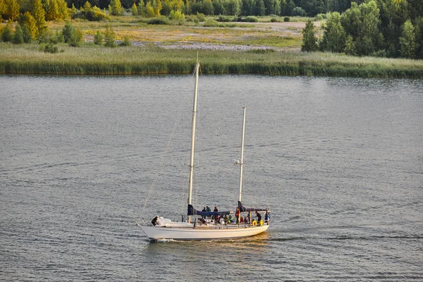 Yacht a vela su un lago finlandese. Finlandia ricreazione estiva . — Foto Stock