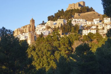 Gün batımında İspanyol geleneksel köy. Segura de la Sierra. Jaen
