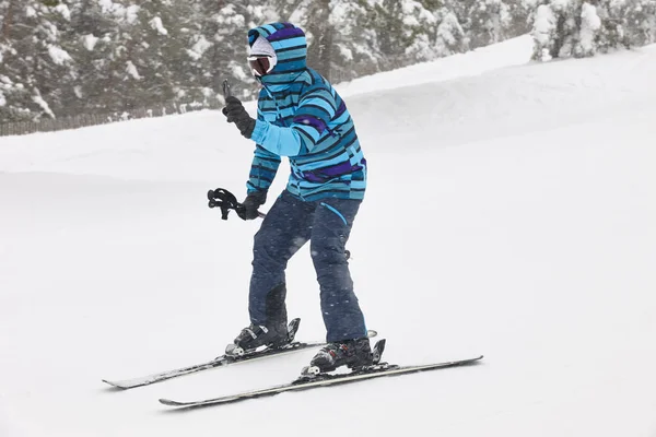 Jeune ski et selfie en hiver. Le sport — Photo