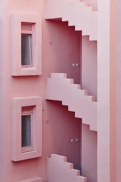 Geometrische gebouwontwerp. De rode muur, La manzanera. Calpe — Stockfoto