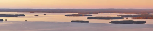 Paysage panoramique finlandais au coucher du soleil. Lac Pielinien. Vue sur Koli — Photo