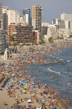 İspanya Akdeniz kıyı şeridi. Calpe plaj. Yaz kalabalık. Ali