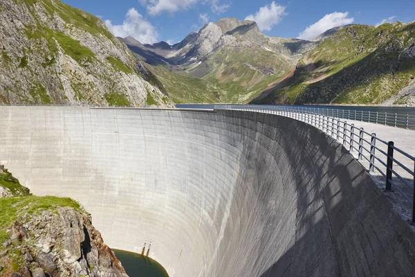 Llauset přehrada ve Španělsku. Vodní energie. Turistické trasy — Stock fotografie