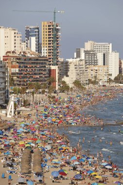 İspanya Akdeniz kıyı şeridi. Calpe plaj. Yaz kalabalık. Ali