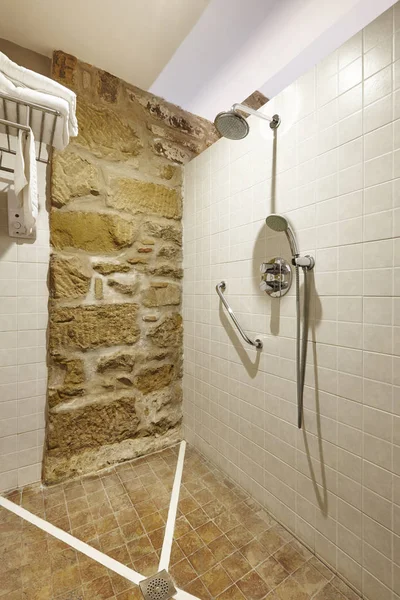 Wnętrze łazienki z prysznicem z kamienia i płytki. Architekt — Zdjęcie stockowe