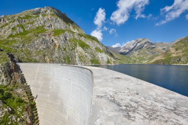 Llauset Barajı İspanya. Hidroelektrik enerji güç. Trekking rotası