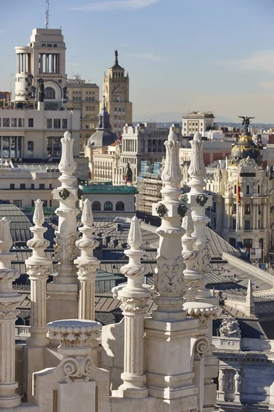 Centrum van de stad van Madrid skyline. Centrum van de traditionele gebouwen. Trav — Stockfoto