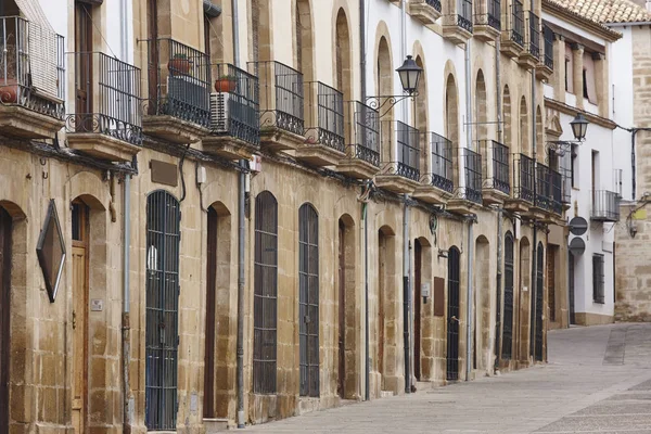 Traditionell gata med sten fasader i Andalusien. Spanien — Stockfoto