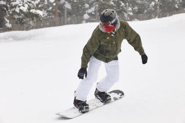 Bir kar orman manzara snowboard. Kış spor