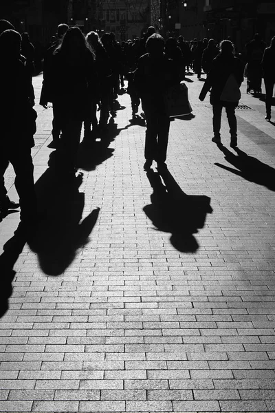 Des gens marchant dans la rue. La foule urbaine en contre-jour — Photo