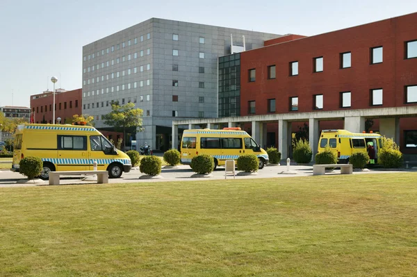 Ambulance voertuigen op de parking van een ziekenhuis. Noodgevallen vervoer — Stockfoto