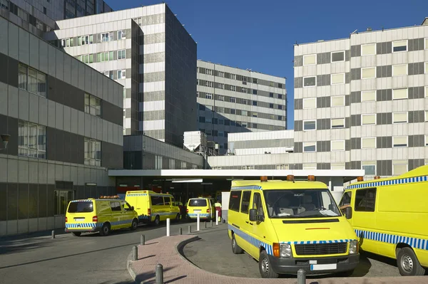 Veículos de ambulância num estacionamento hospitalar. Transporte de emergência — Fotografia de Stock