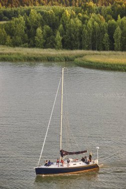 Finlandiyalı bir gölde yelken yat. Finlandiya yaz rekreasyon