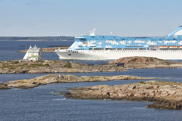 Cruiseschip op de Oostzee. Aland eiland kustlijn — Stockfoto