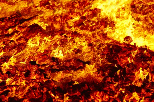 Fogo. Material incandescente do vulcão. Fogueira a carvão quente. Carbo — Fotografia de Stock