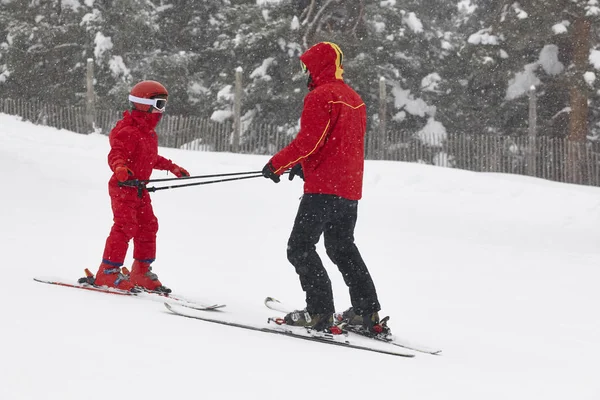 강사와 함께 스키를 배우는 아이. 겨울 스포츠 — 스톡 사진