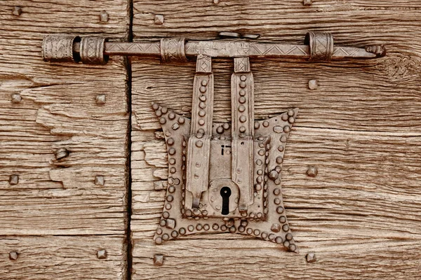 Антикварний металевий дверний замок на дерев'яних дверях — стокове фото