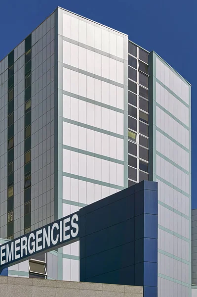 Hospital building emergency entrance. Medical center exterior. H — Stock Photo, Image