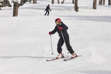 Çocuk Kayak yapmayı öğrenmek başlangıç. Kış spor