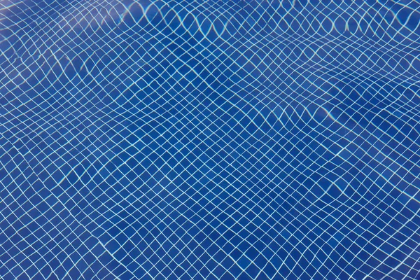 Reflexão de água em uma piscina. Fundo relaxante. Acenando — Fotografia de Stock