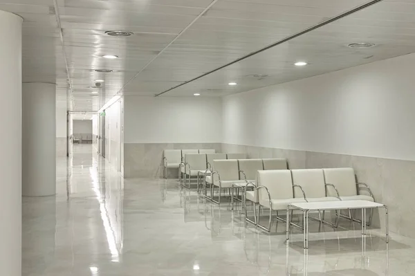 Sala de espera del edificio público. Interior del centro de salud. Nadie. — Foto de Stock