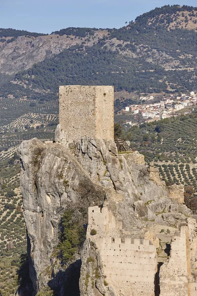 Antiga torre do castelo e campos de oliveiras em La Iruela. Espanha — Fotografia de Stock