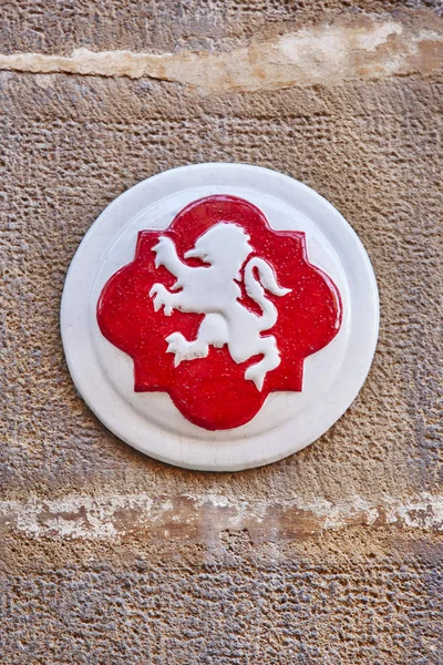 古色古香的乌贝达城市标志。白狮子和红色背景。詹恩 — 图库照片