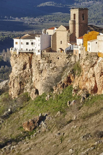 Tradiční bílá vesnice a útesy v Andalusii. Hornos. Jaen — Stock fotografie