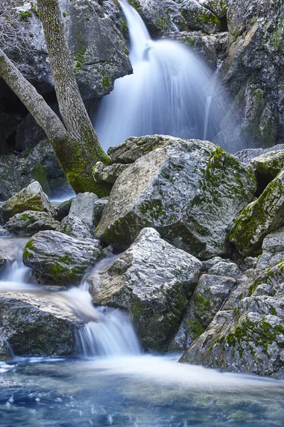 Cachoeira em Espanha. Fonte do rio Guadalquivir na Andaluzia — Fotografia de Stock