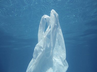 Suya kayan plastik torba. Kirli çevre. Tasarlanmıştır