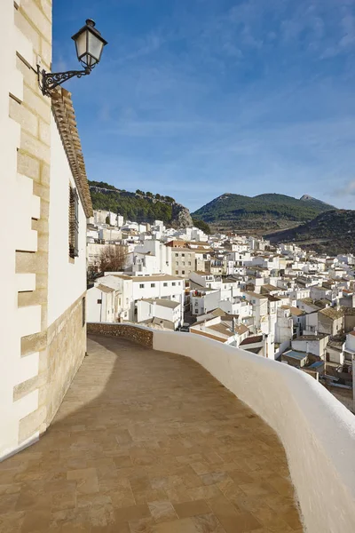 Pueblo tradicional andaluz de fachadas blancas en España. Torres —  Fotos de Stock