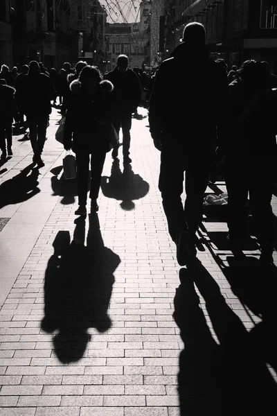 Des gens marchant dans la rue. La foule urbaine en contre-jour — Photo