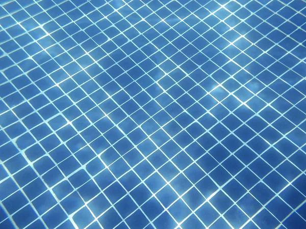 Αντανακλάσεις του νερού σε μια πισίνα. Υποβρύχια φωτογραφία. Su — Φωτογραφία Αρχείου