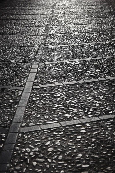 Stenen bestrating straat detail in zwart-wit — Stockfoto