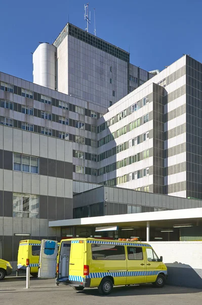 Veículos de ambulância num estacionamento hospitalar. Transporte de emergência — Fotografia de Stock