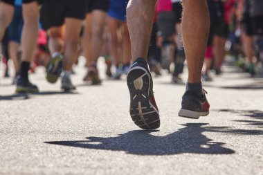 Maraton koşucuları sokakta. Sağlıklı yaşam tarzı. Atlet