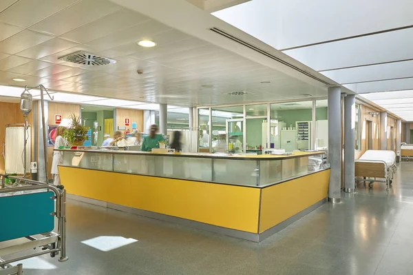 Akut vårds Hall med korridorer. Hälsocenter inomhus. — Stockfoto