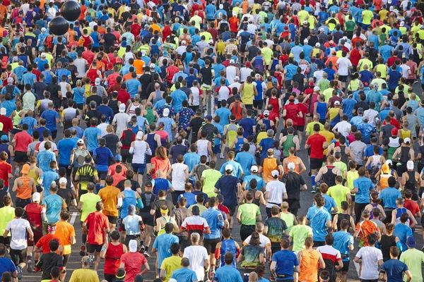 Runners on the street. Athletes in motion. Urban competition — Stock Photo, Image