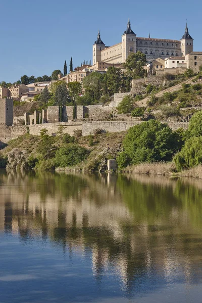 Ciudad de Toledo y río Tajo. Lugar histórico medieval español . — Foto de Stock