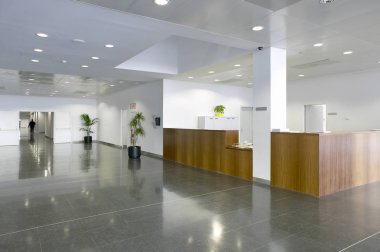 Kamu binası bekleme alanı. Bilgi masası. Kimse