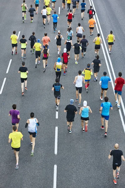 Biegaczy na ulicy. Sportowcy w ruchu. Konkurencja miejska. Cr — Zdjęcie stockowe