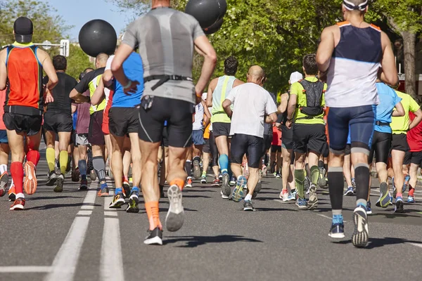 Corredores de maratón en la calle. Estilo de vida saludable. Atleta. —  Fotos de Stock