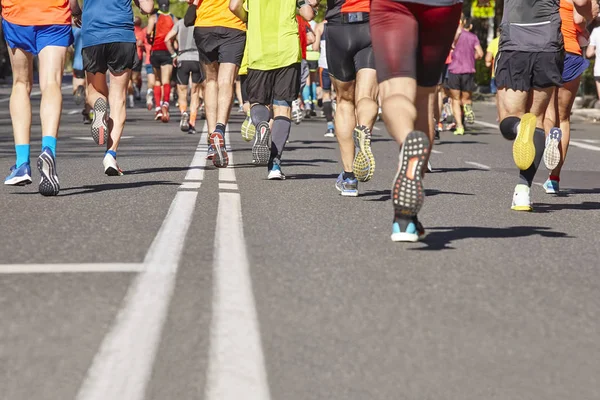Corredores de maratona na rua. Estilo de vida saudável. Ativismo desportivo — Fotografia de Stock