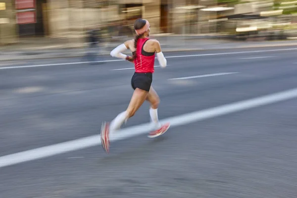 Maratonský běžec v pohybu na ulici. Zdravý životní styl. — Stock fotografie
