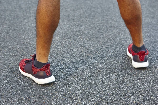 Sportoló futó és a cipők az aszfalt készen áll a futtatásra — Stock Fotó